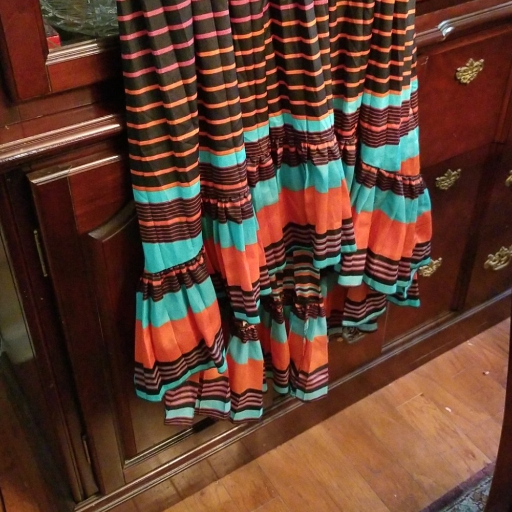 Very pretty skirt, colorful and casual delight
